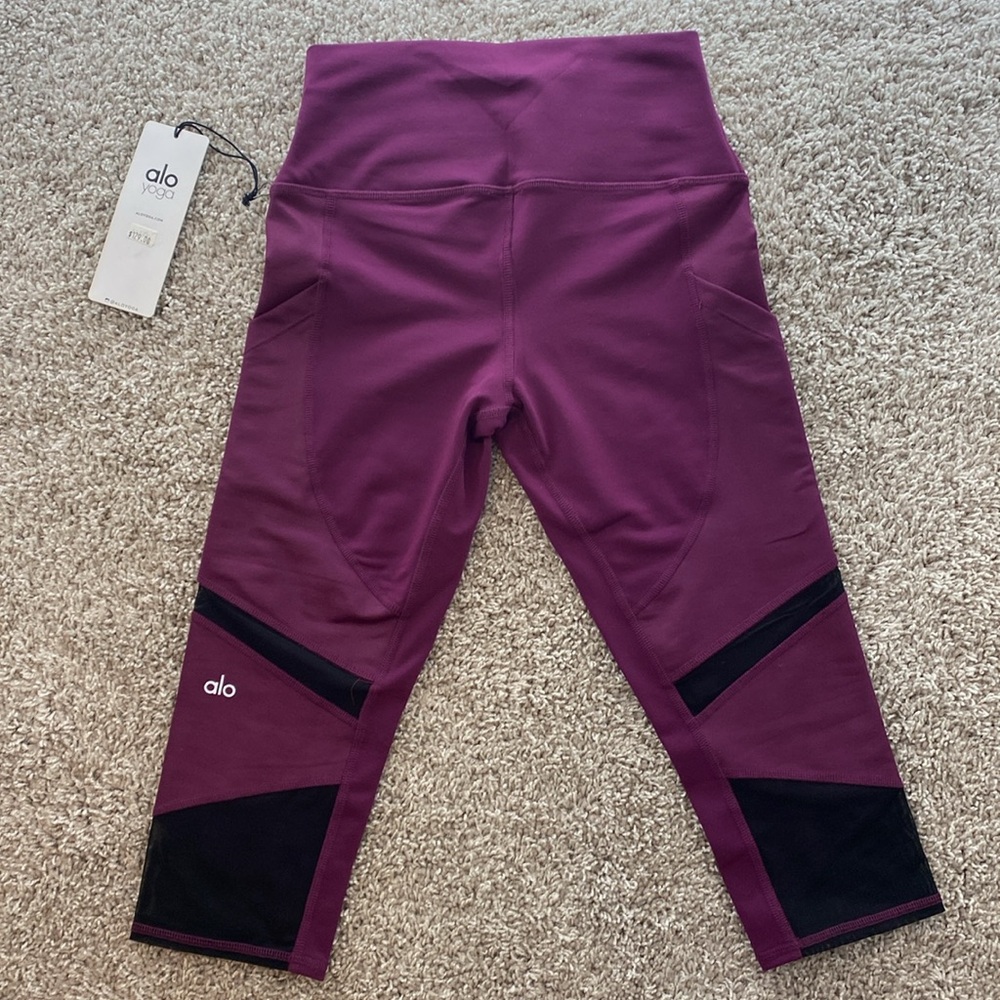 ALO Yoga High Waist Align Capri. Juneberry/black. BNWT. Small